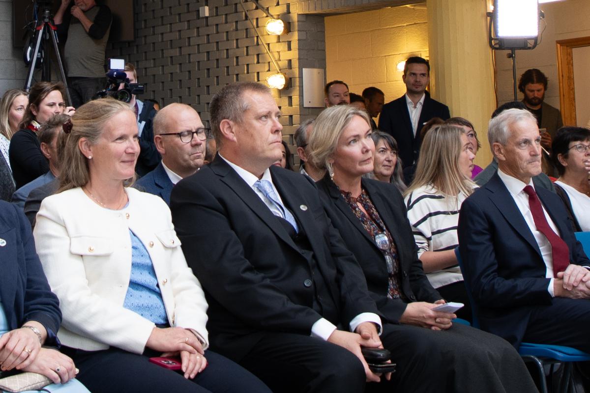 Spente f&oslash;r tildelingen: Styreleder i Polhavet 2050, J&oslash;rgen Berge fra UiT (midten) sammen med (f.v.) Mari Sundli Tveit fra Norges Forskningsr&aring;d, digitaliseringminister Karianne Tung og statsminister Jonas Gahr St&oslash;re. 
